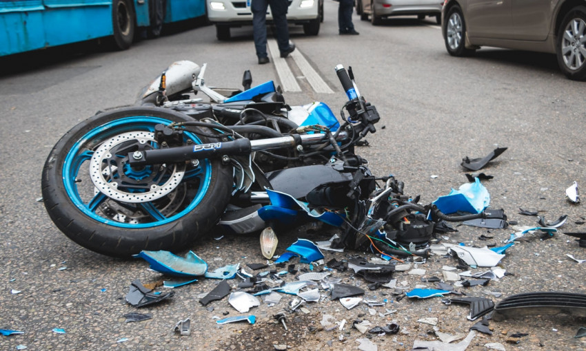 ДТП в Днепре: на перекрестке столкнулись авто и мотоцикл
