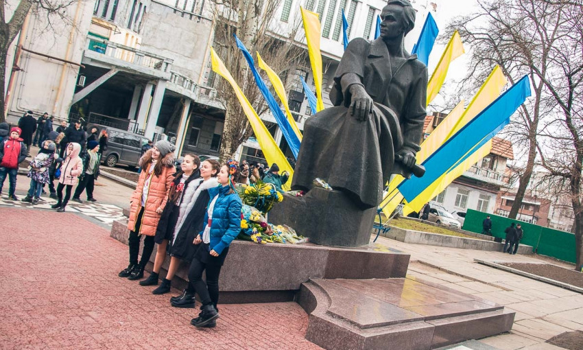 Жители Днепра возложили цветы к памятнику Шевченко
