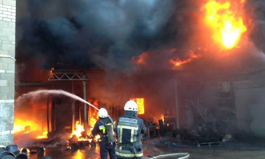 Пожар под Днепром: сотрудники ГСЧС тушили завод пластмассы