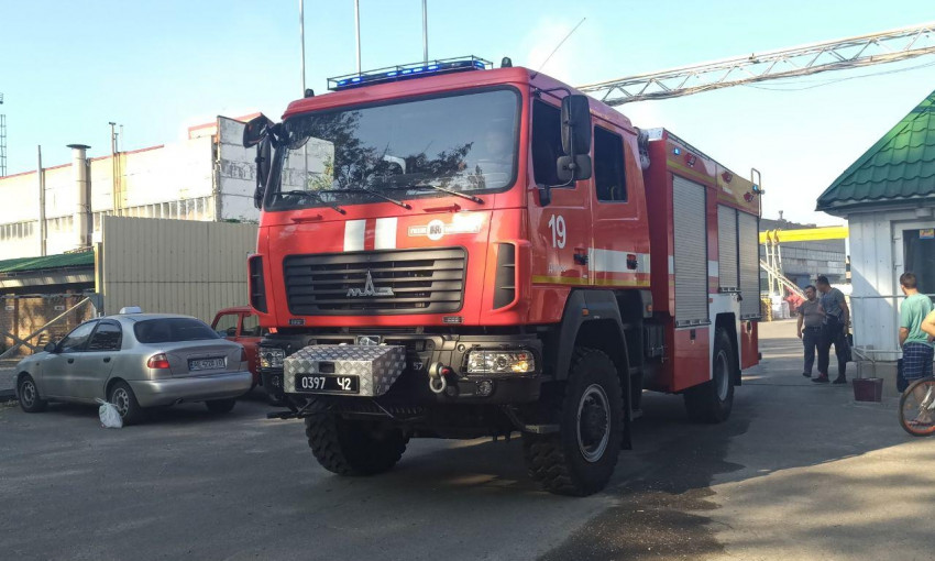 Пожар в Днепре: сотрудники ГСЧС тушили завод «Альбатрос»