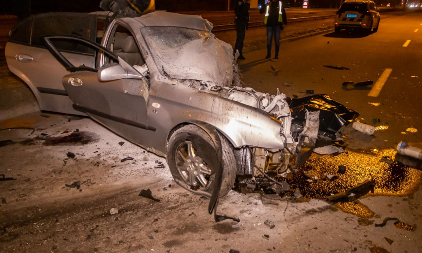 ДТП в Днепре: на Кайдакском мосту Chevrolet врезался в столб