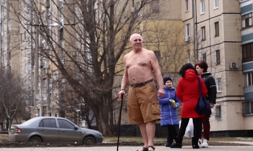 На Днепропетровщине пенсионер ходит раздетым по улице