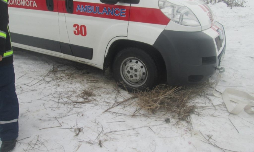 На Днепропетровщине скорая помощь застряла в снегу 