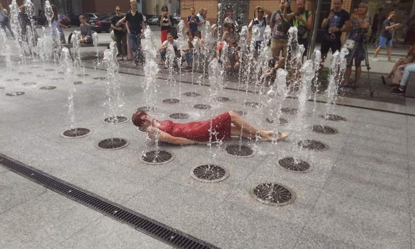 Творческий Днепр: на Екатеринославском бульваре художница лежала в фонтане