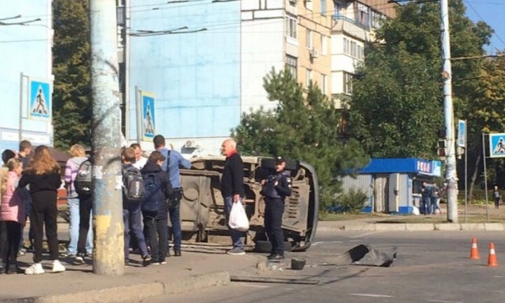 ДТП на Днепропетровщине: после столкновения перевернулся микроавтобус