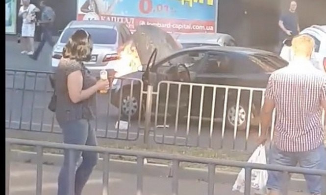 ДТП в Днепре: автомобиль загорелся во время движения