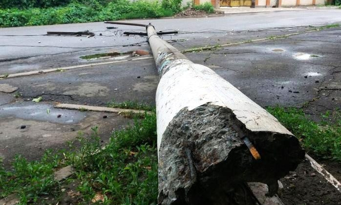 Буря на Днепропетровщине: молния повалила фонарный столб