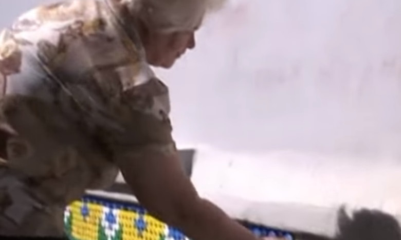 На Днепропетровщине пенсионерка делает народные шедевры из крышечек
