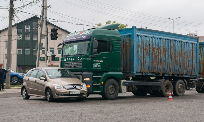 ДТП в Днепре: на дороге столкнулись грузовик и легковое авто 