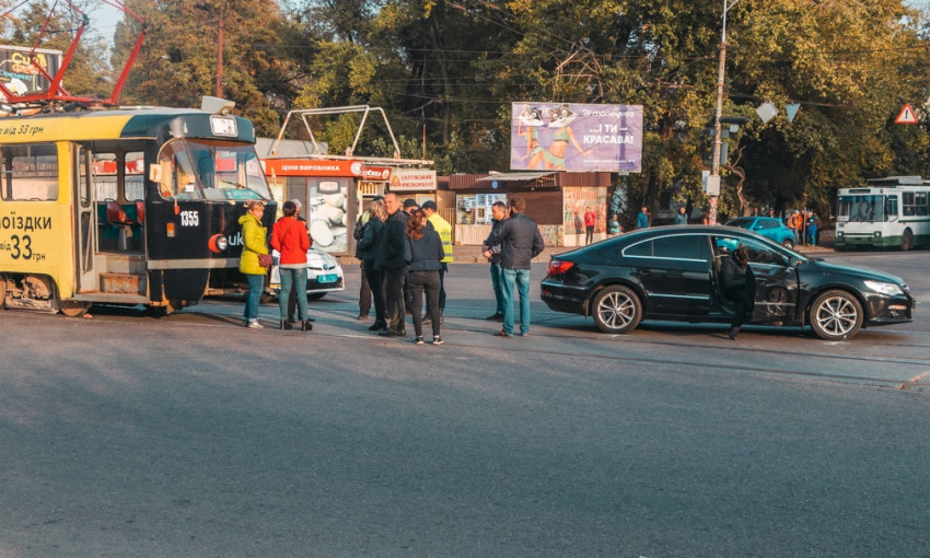 ДТП в Днепре: трамвай столкнулся с Volkswagen Passat на улице Каруны