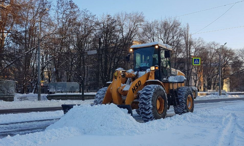 В Днепре коммунальщики устраняют последствия снегопада