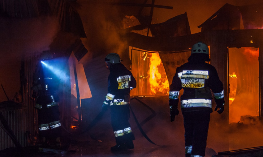 Пожар в Днепре: пожарные тушили загоревшиеся магазины 