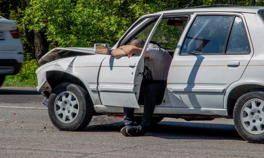 ДТП в Днепре: на Запорожском шоссе столкнулись Peugeot и Renault