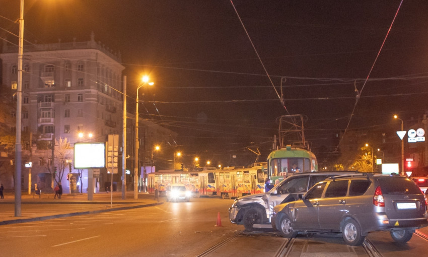 ДТП в Днепре: на улице Шмидта Lada врезалась в Suzuki