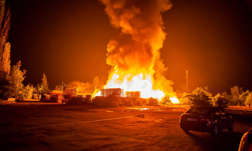 Пожар в Днепре: горел склад на улице Осенней
