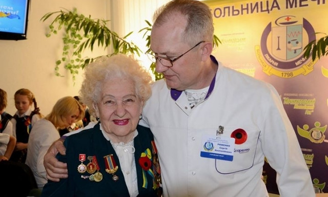 Врачи Мечникова поздравляют ветеранов и спасают раненого бойца