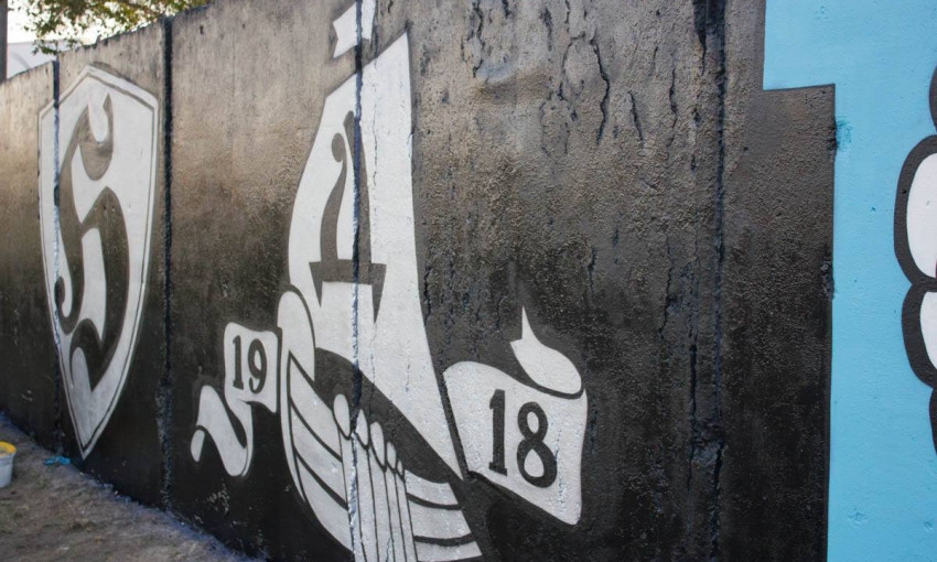 Фанаты ФК Днепр украсили город новым граффити 