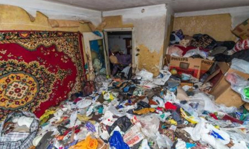 Жительница Днепра устроила дома мусорную свалку 