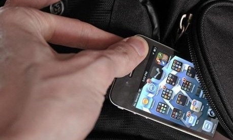 Житель Днепропетровщины украл у женщины мобильный телефон