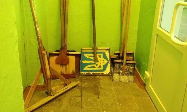 На Днепропетровщине Герб Украины использовали как лопату для уборки снега
