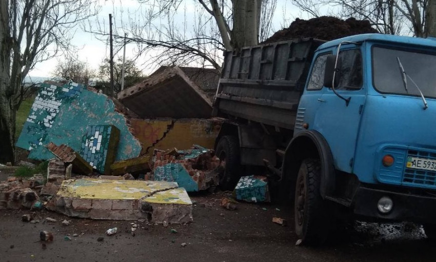 ДТП на Днепропетровщине: грузовик с навозом протаранил остановку 