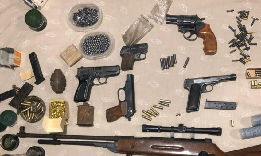 На Днепропетровщине у наркодилера нашли боеприпасы и оружие