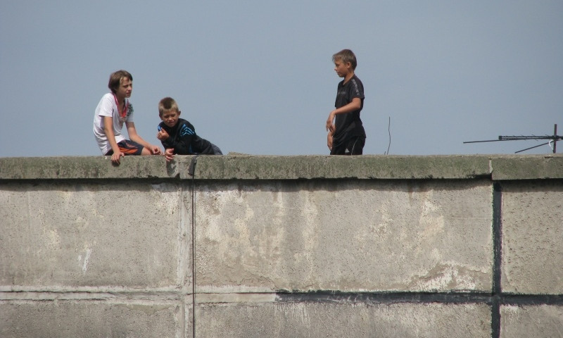 Опасные каникулы: на Днепропетровщине дети прыгали с крыши дома