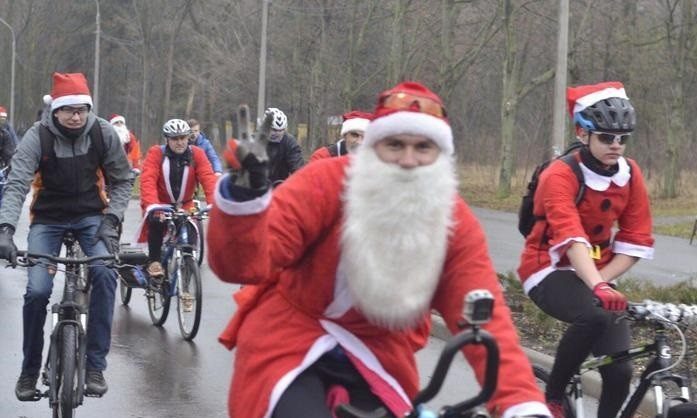 На Днепропетровщине Деды Морозы на велосипедах поздравили детей 