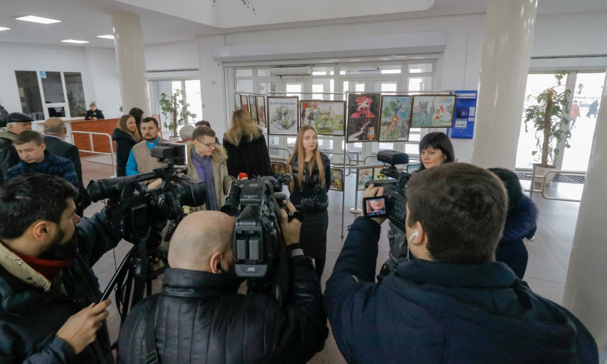 В мэрии Днепра открыли выставку рисунков, посвященную Чернобылю