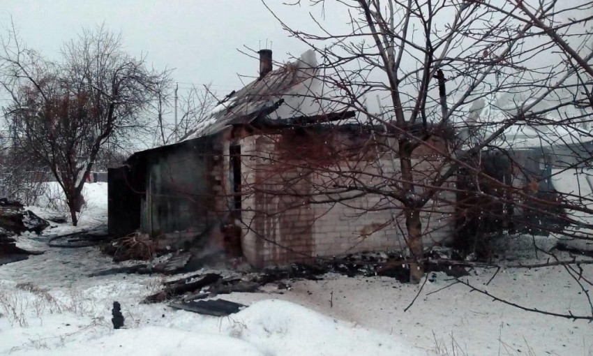 Пожар под Днепром: сотрудники ГСЧС тушили дом