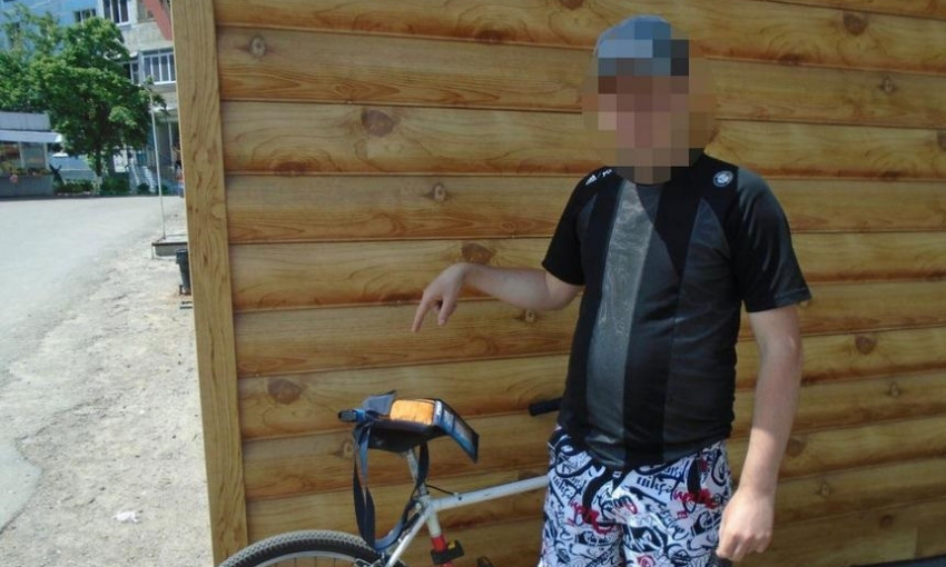 В Днепре полицейские остановили вооруженного велосипедиста 