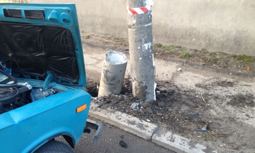 ДТП в Днепре: автомобиль врезался в электроопору 