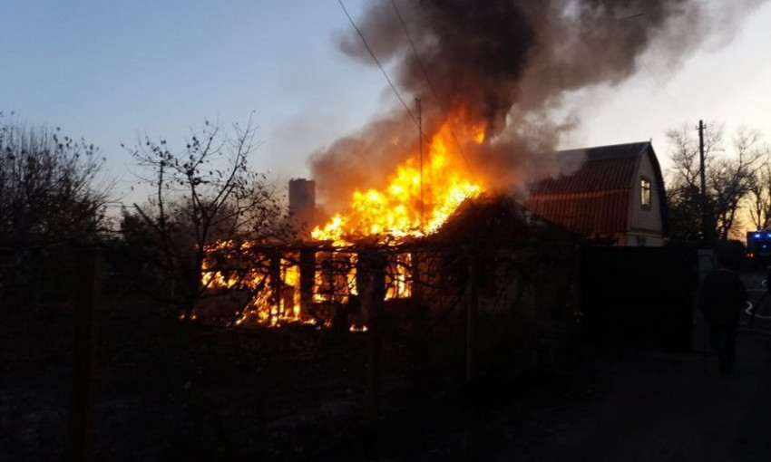 Пожар на Днепропетровщине: сотрудники ГСЧС тушили дачный дом