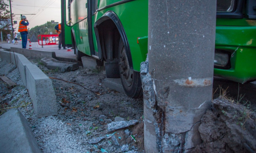 ДТП в Днепре: на Набережной Победы маршрутка протаранила столб