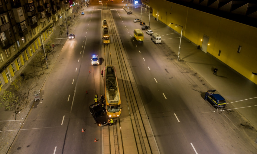 ДТП в Днепре: напротив «Славянского» рынка столкнулись BMW и трамвай
