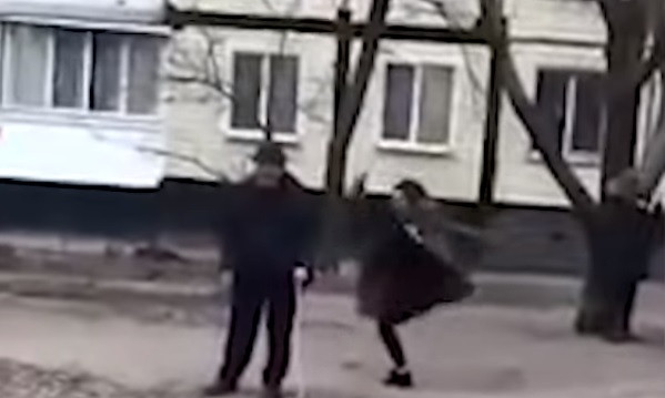 Издевательство над пенсионером: полиция Днепра разыскала школьниц
