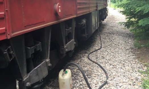 На Днепропетровщине с поездов сливали дизельное топливо 