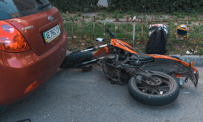 ДТП в Днепре: на Набережной Победы столкнулись мотоцикл и Toyota