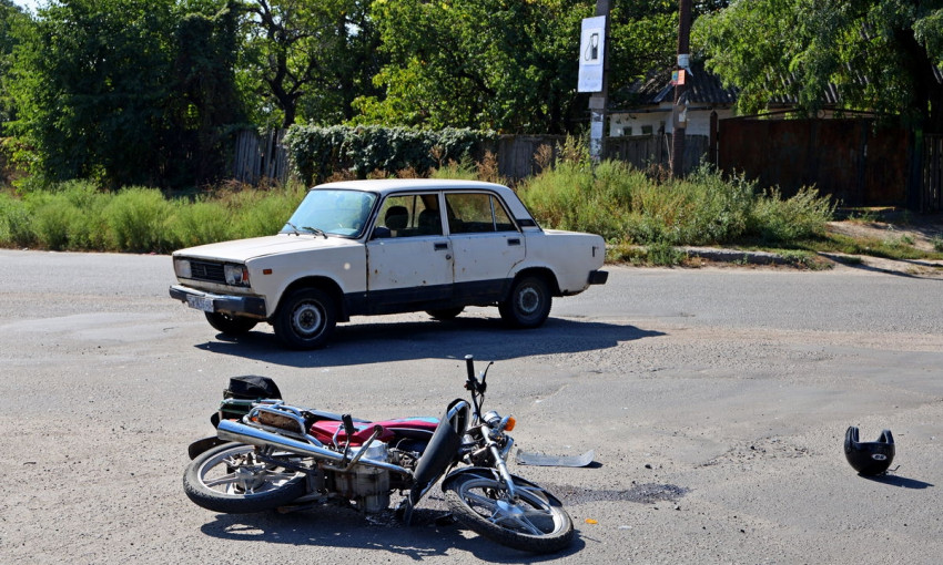 ДТП в Днепре: на Передовой столкнулись ВАЗ и мотоцикл