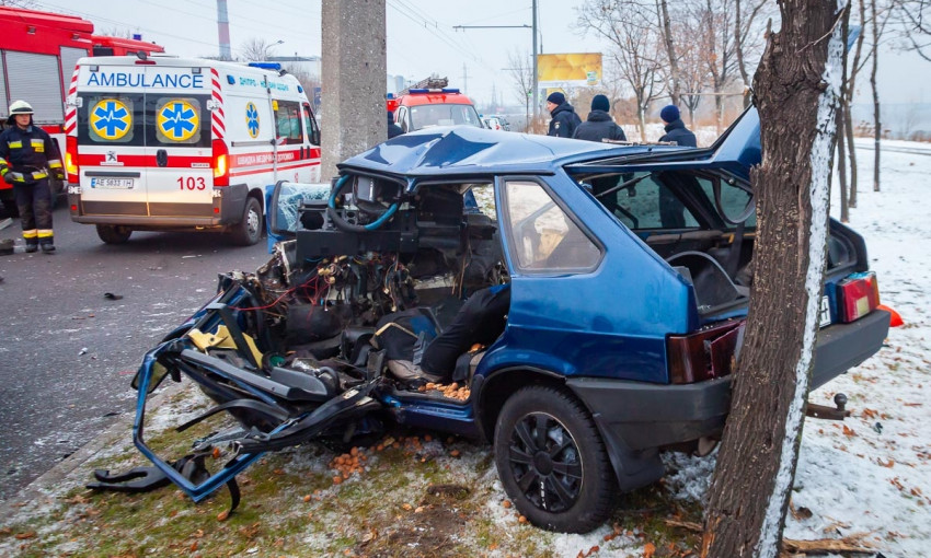 ДТП в Днепре: автомобиль ВАЗ врезался в столб