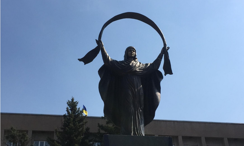 Декоммунизация на Днепропетровщине: на месте Ленина установили скульптуру Богородицы 