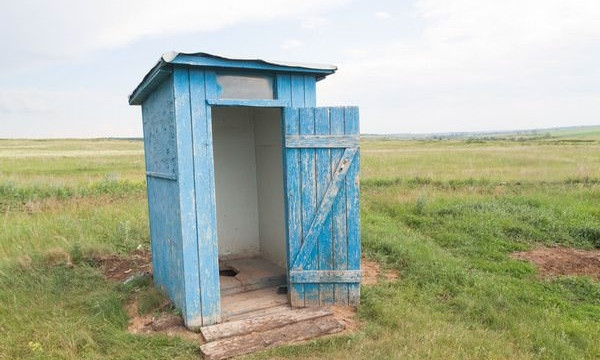 Житель Днепропетровщины провалился в туалет 