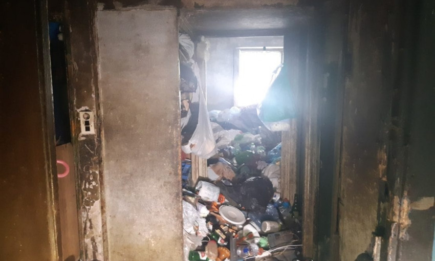 В Днепре женщина с "синдромом Плюшкина" собирает мусор в квартире