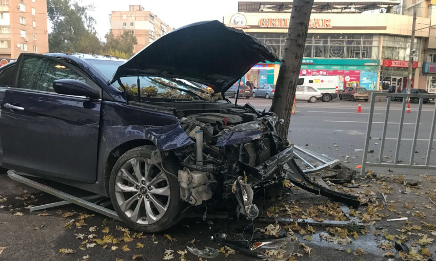ДТП в Днепре: на Слобожанском проспекте Hyundai врезался в дерево
