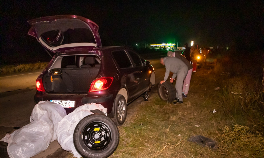 Под Днепром из-за ям на Полтавской трассе машины пробивают колеса