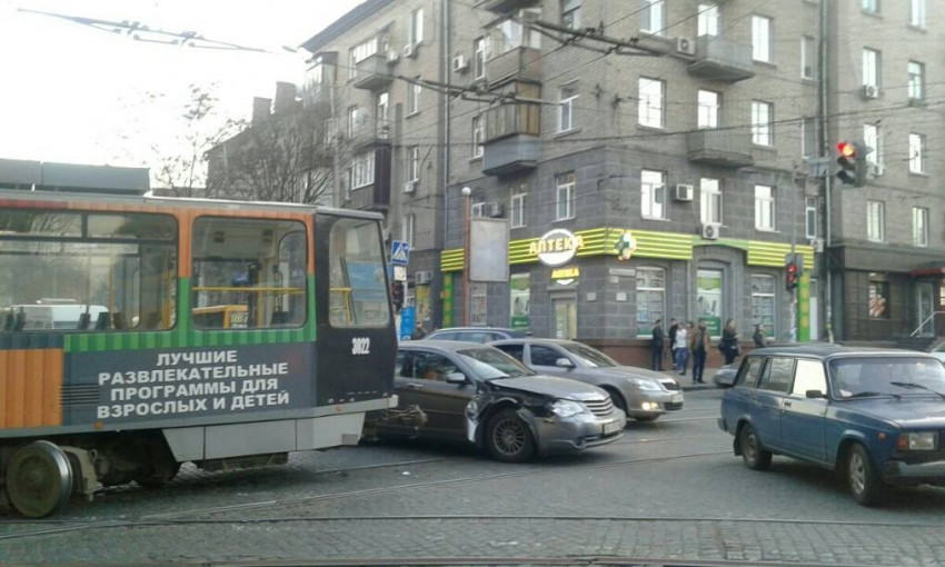ДТП в Днепре: на перекрестке столкнулись авто и трамвай