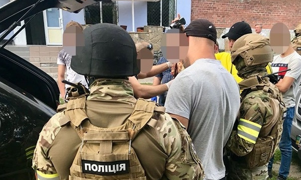 На Днепропетровщине задержали наркодилеров с оружием