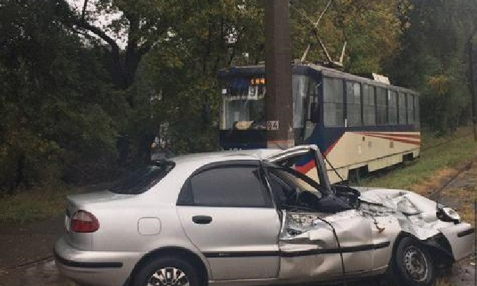 ДТП на Днепропетровщине: автомобиль Daewoo Sens врезался в трамвай 