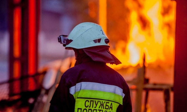 Пожар на Днепропетровщине: сотрудники ГСЧС тушили магазин 