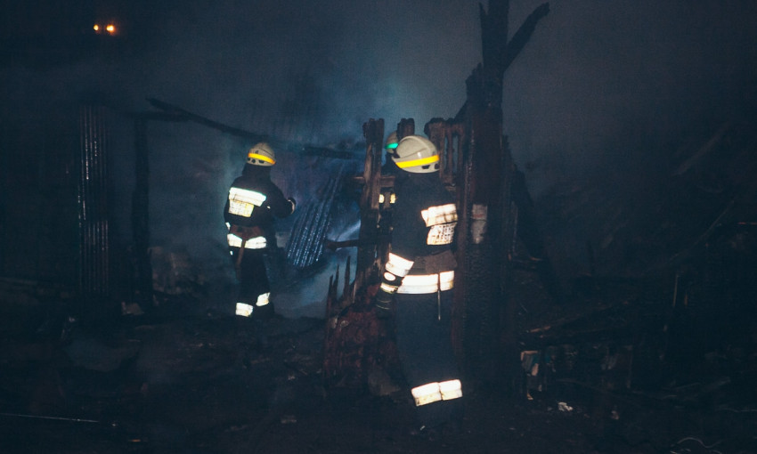 Пожар в Днепре: сотрудники ГСЧС тушили склады